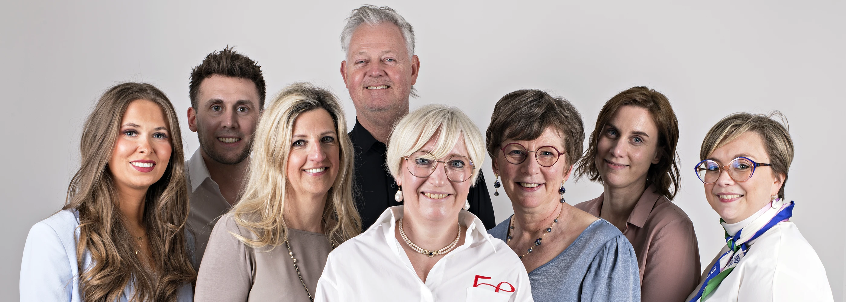 Groepsfoto van oogarts Kathleen Dieryck en haar team