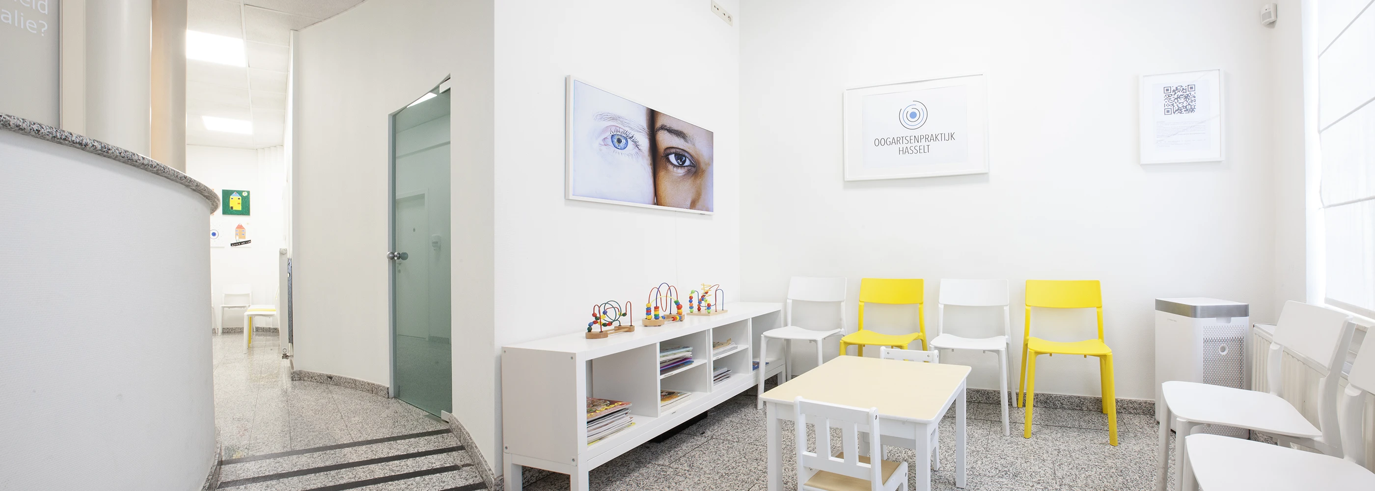 Een sfeerfoto van de wachtruimte van Oogartsenpraktijk Hasselt